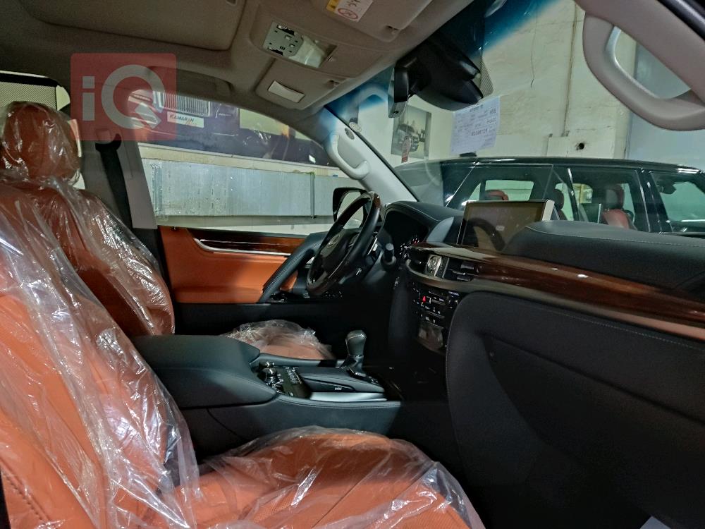 لێکزس LX